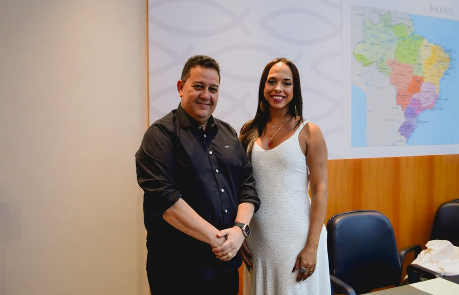 Mesa de reunião com documentos durante a filiação de Mell Tamiozzo.