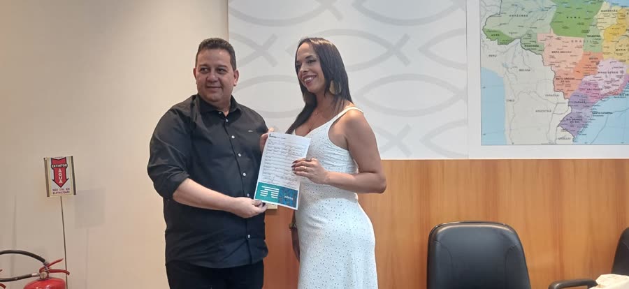 Mell Tamiozzo com o presidente estadual do partido no dia da filiação.
