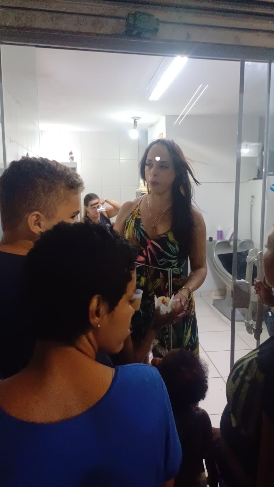 Mell Tamiozzo distribuindo lembrancinhas para as crianças.