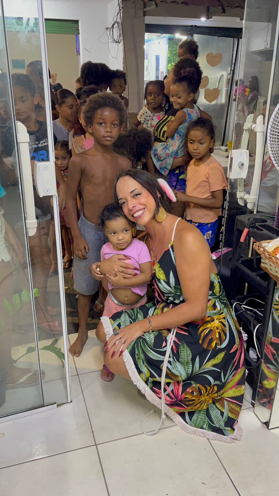 Famílias reunidas em frente à barbearia durante a festa.